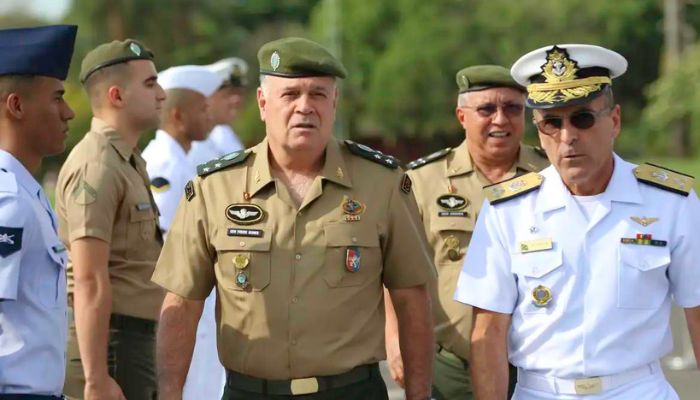 Ex-comandante do Exército confirma reunião com Bolsonaro sobre golpe